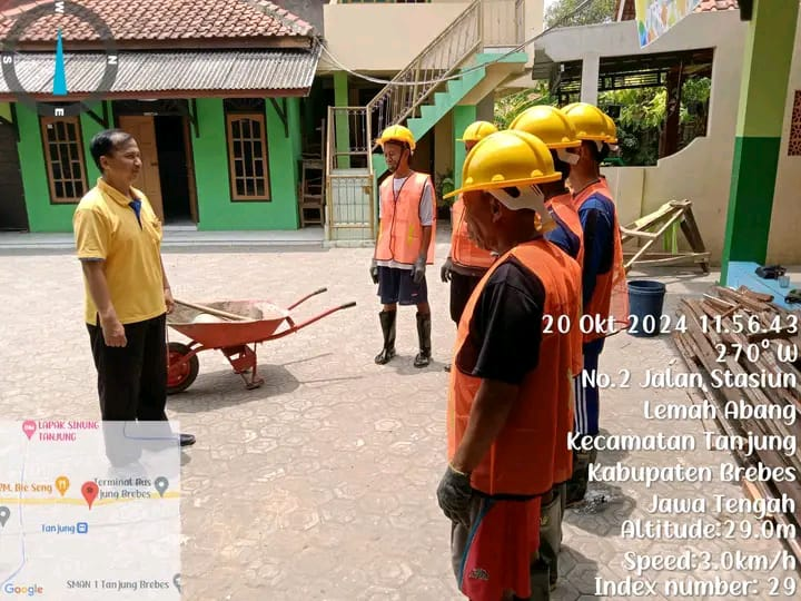 Kepala Madrasah Memberikan Arahan kepada Para Tukang saat hendak memulai pekerjaan Pembangunan Rehab Berat MTs Al Mubaarok Bantuan Afirmasi BOS 2024.